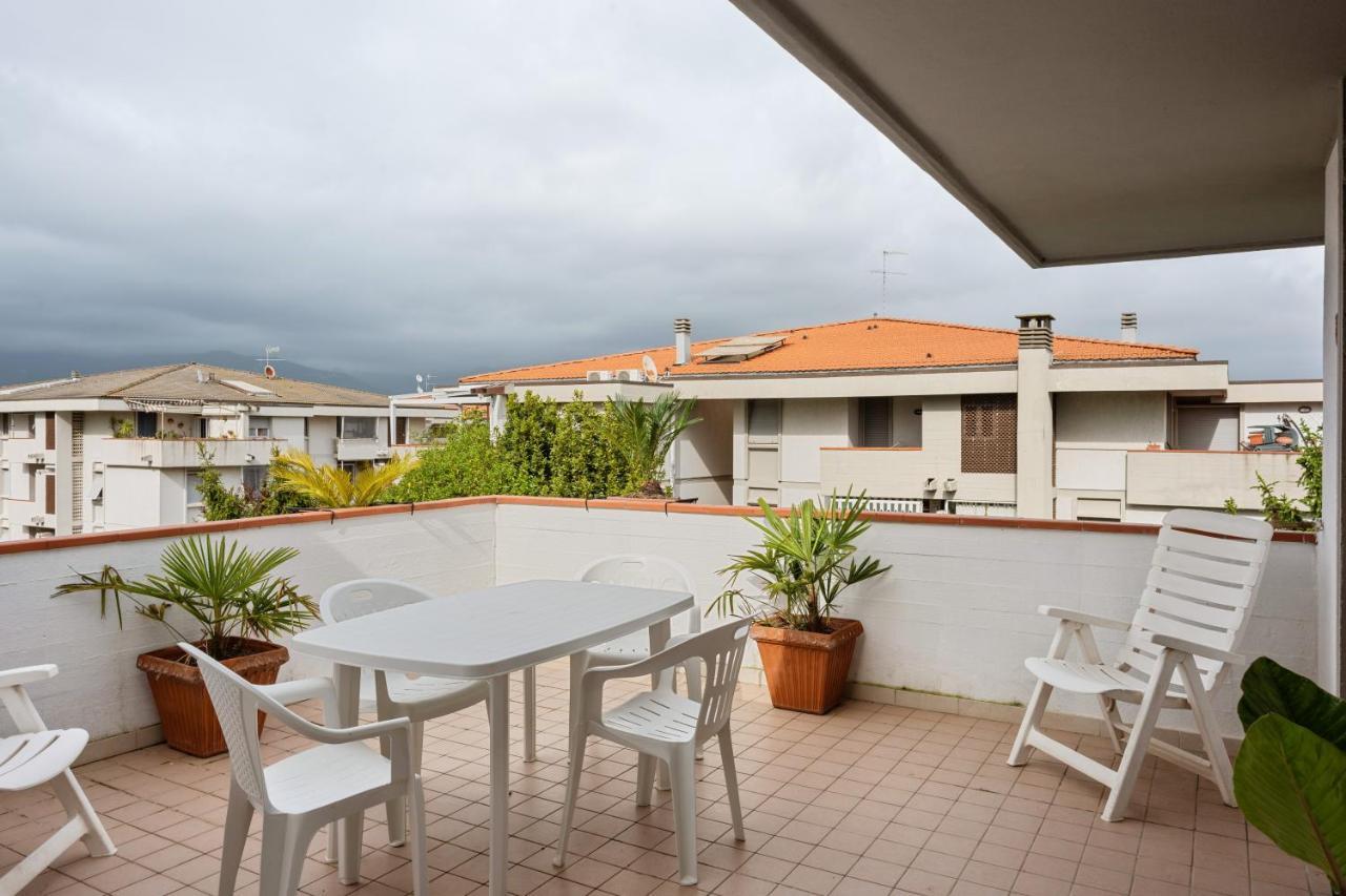 Appartement Luni Mare Bright Terrace Flat With Parking à Marinella di Sarzana Extérieur photo
